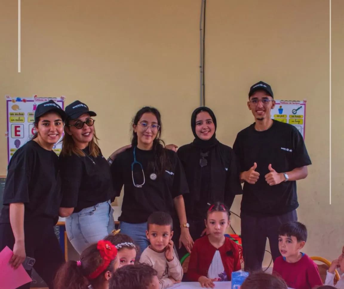 Bénévoles du club avec des enfants