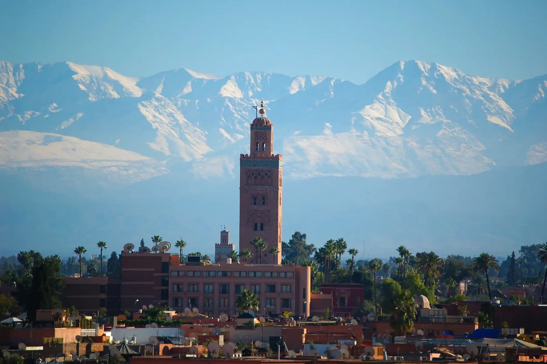La Koutoubia et l’Atlas enneigé, à Marrakech