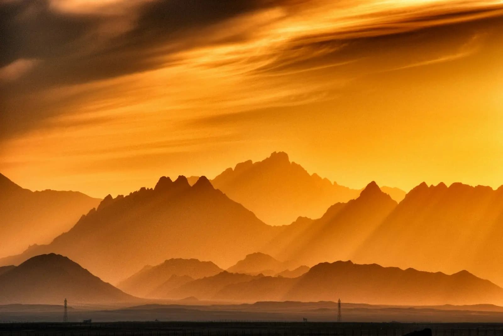 Chaîne de montagnes au coucher du soleil